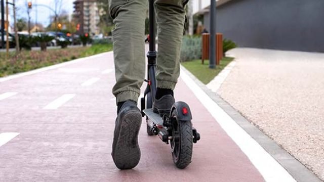 Patinete circulando por carrill bici